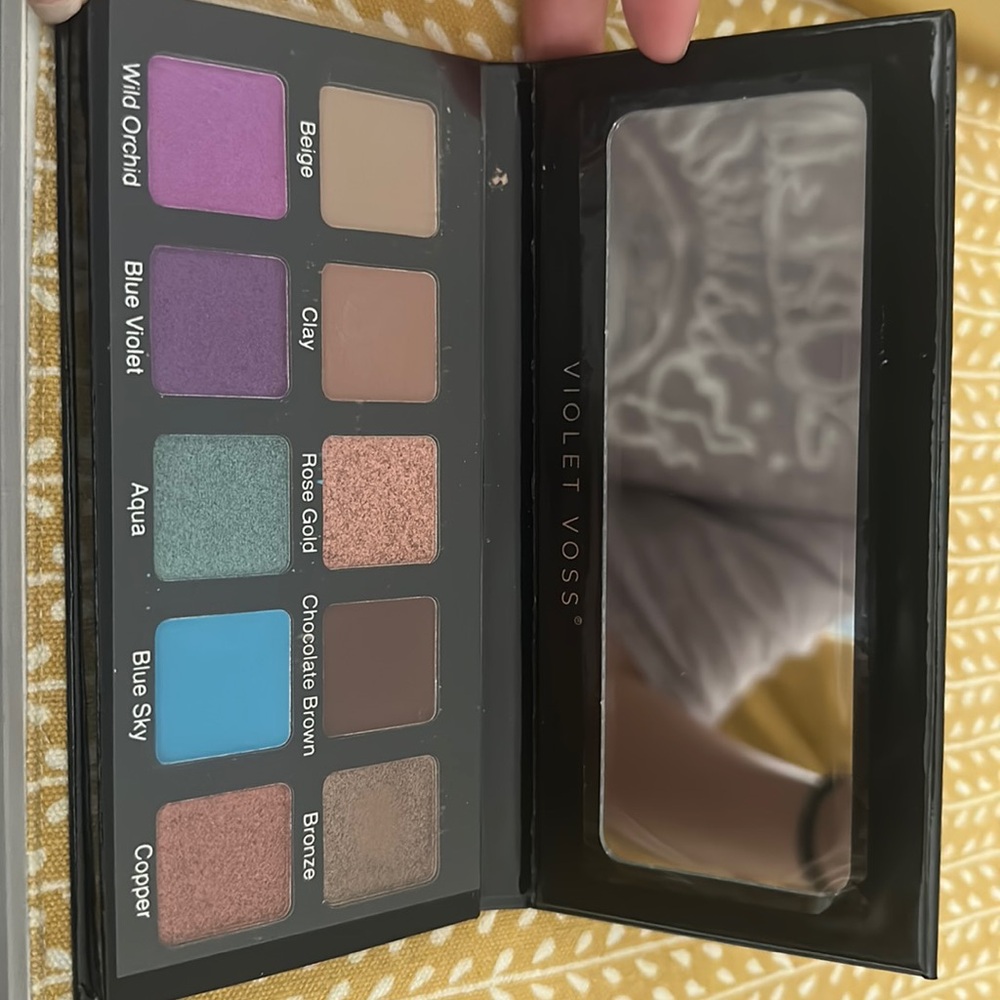 BRAND NEW Violet Voss Essentials 2 Eyeshadow Pallette